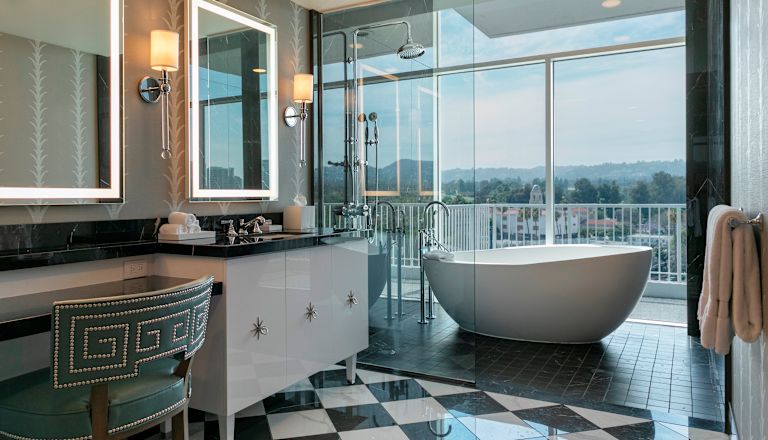 Bagno con vasca e lavabo