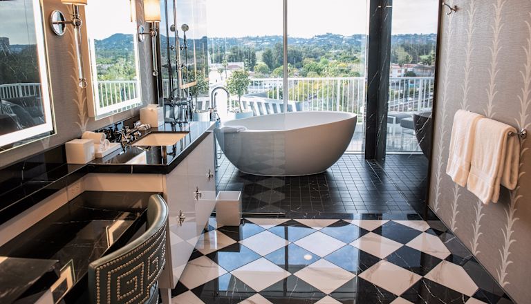 Suite - Bagno con vasca e lavabo