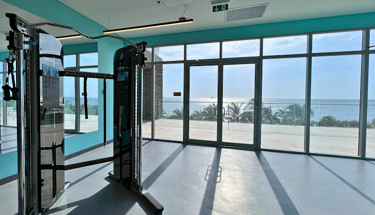 Fotografía de un gimnasio con ventanas con vista