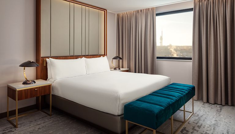 Großes Bett in einem Zimmer