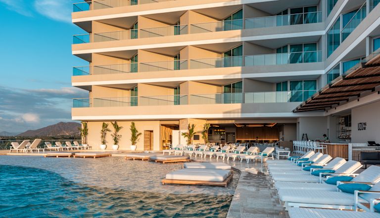 Piscina al aire libre con Bar Uzu