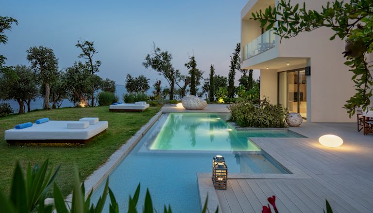Zwembad bij nacht vanuit villa