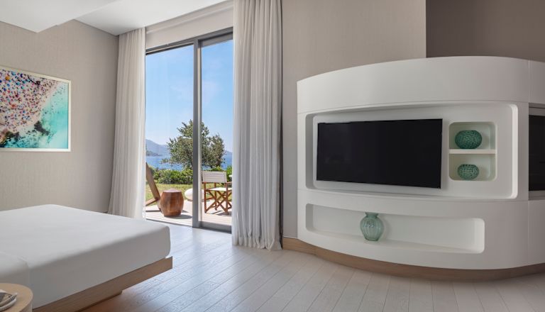 Tv en bed in King Deluxe kamer