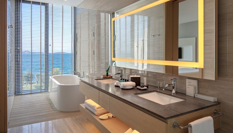 King Junior Suite badkamer met bad