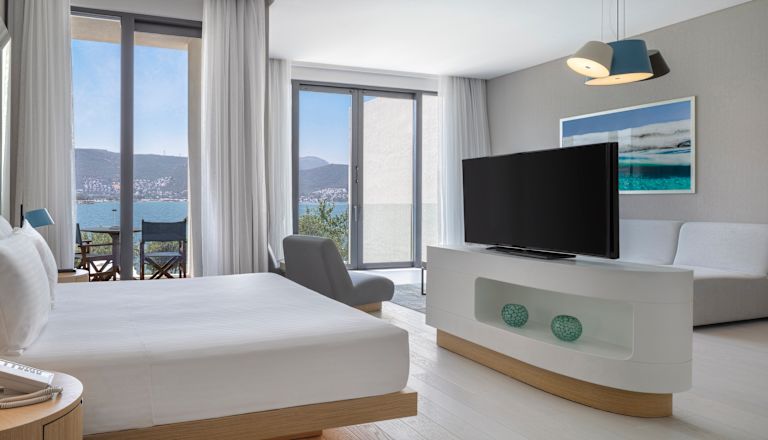 Bed en tv in King Junior Suite