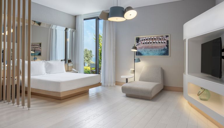 Bed en tv in King Junior Suite