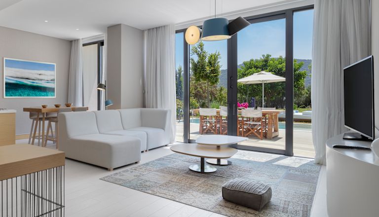 Premium suite met kingsize bed en loungegedeelte