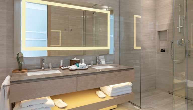Badkamerdouche in King Premium kamer met balkon