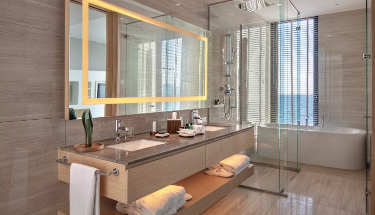 Badkamer met bad en wastafel