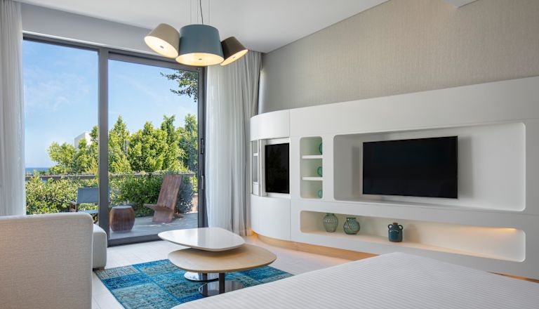 Bed in kamer met tv en tafel