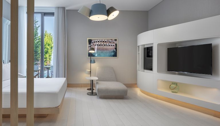 King Junior Suite kamer met zachte stoel en hdtv