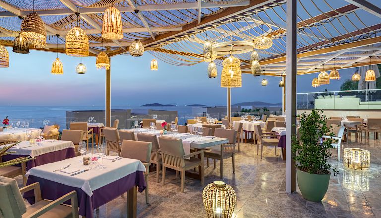 Restauranttafels bij schemering