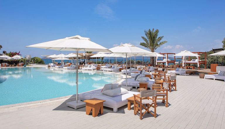 Lounges bij buitenzwembad