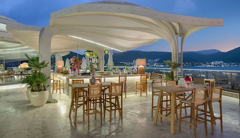 Buitenrestauranttafels bij schemering