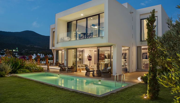 Villa en zwembad bij nacht