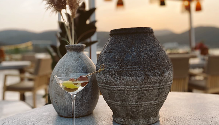 Tafelopstelling met cocktail en plant