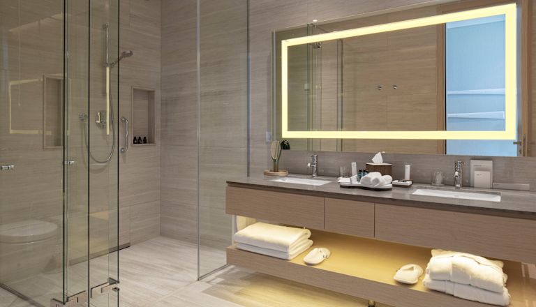 Badkamer met douche en wastafel