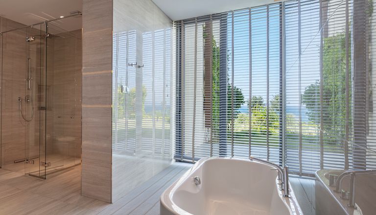 Badkamer met bad en inrijdouche