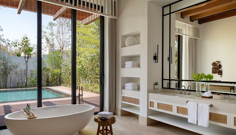 Villa con doppio lavabo e vasca da bagno e vista sulla piscina