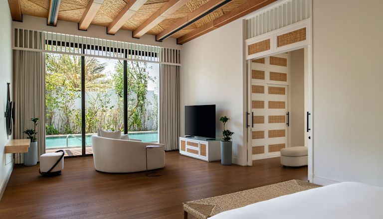 Zona soggiorno in una villa con vista sulla piscina