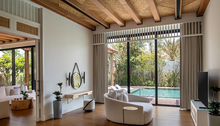 Zona soggiorno in una villa con vista sulla piscina