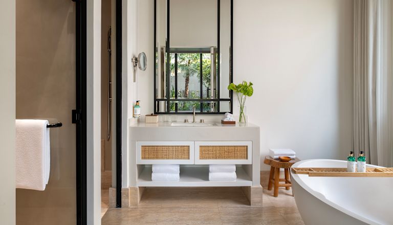 Suite - Zona lavabo e vasca da bagno