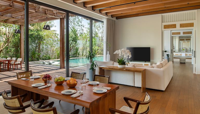 Zona pranzo e soggiorno in una villa con piscina privata