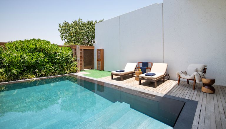 Suite - Zona piscina privata con sedie a sdraio