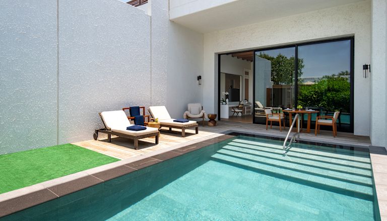 Suite - Piscina privata con sedie a sdraio e salotto