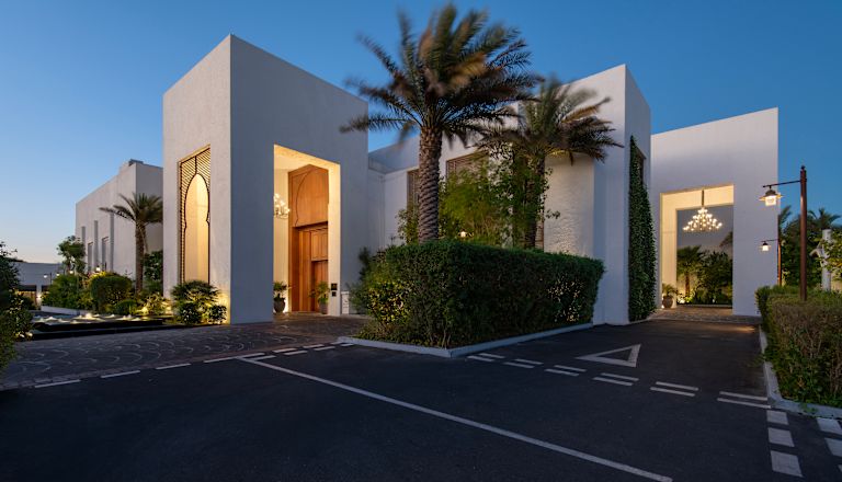 Vista angolata dell'esterno dell'hotel Maysan Doha di notte