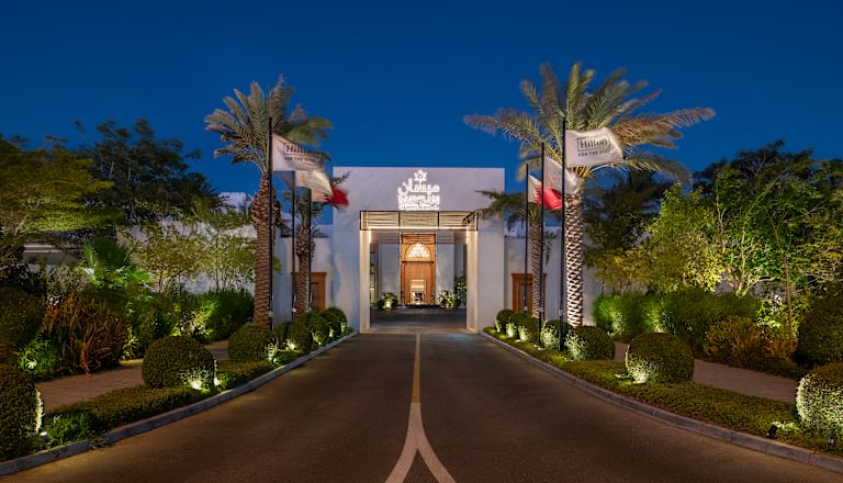 Ingresso dell'hotel Maysan Doha di notte