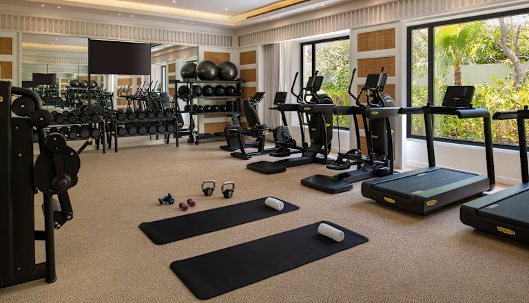 Fitness center con attrezzature moderne