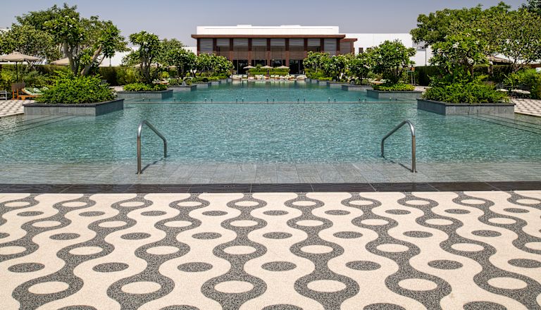 Ampia piscina esterna ed esterno dell'hotel