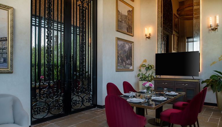 Sala da pranzo privata con TV al ristorante Yasmeen