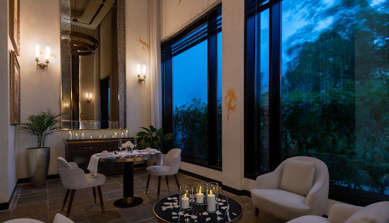 Sala da pranzo privata con candele di sera al ristorante Yasmeen con ampie finestre