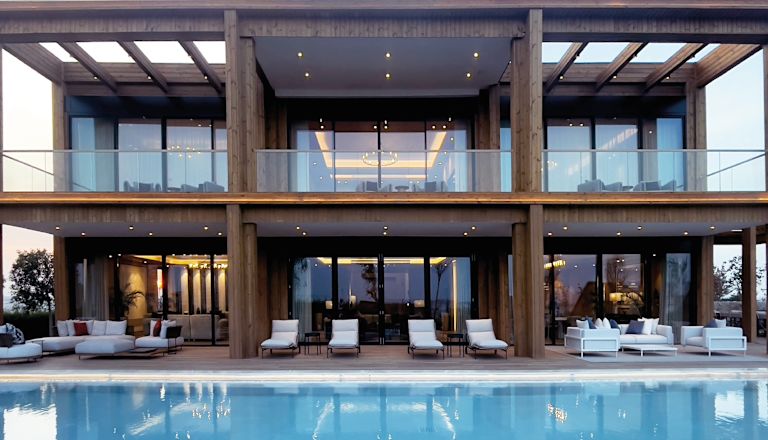 Havuz Alanında Rahat Koltuklar Bulunan Royal Üç Yatak Odalı Villa