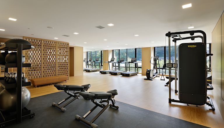 Strefa fitness z bieżniami i rowerami na leżąco w spa