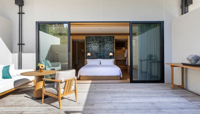 Sypialnia hotelowa z miejscem do wypoczynku