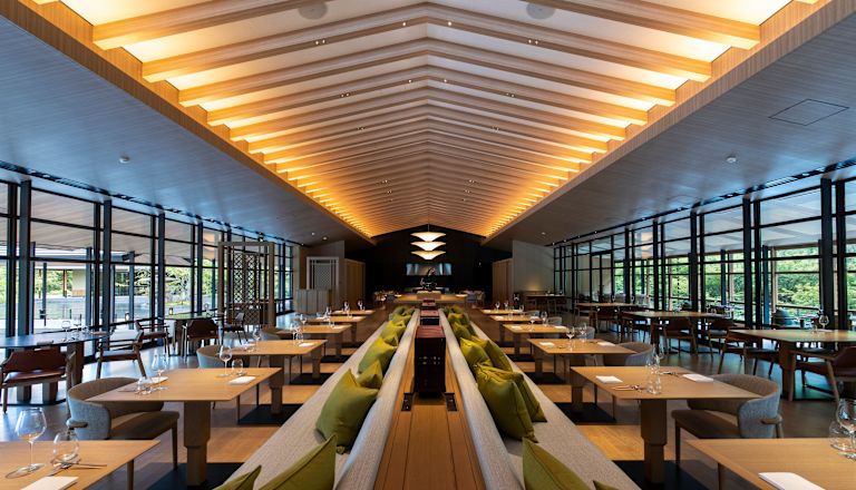 Strefa restauracyjna ze stołami i krzesłami
