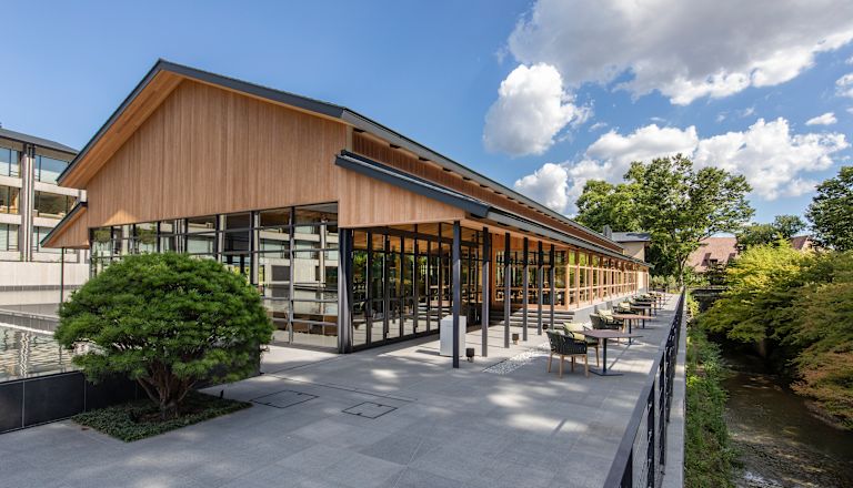 Strefa restauracyjna ze stołami i krzesłami