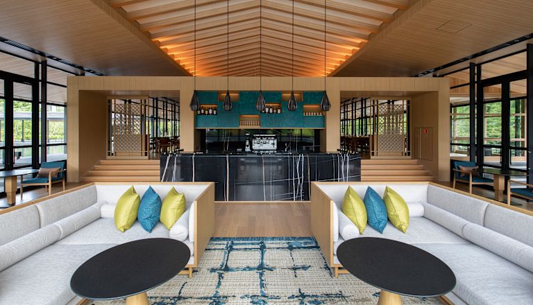 Bar z wygodnymi fotelami i stołami