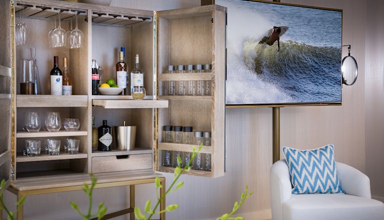Área de estar com TV e bebidas