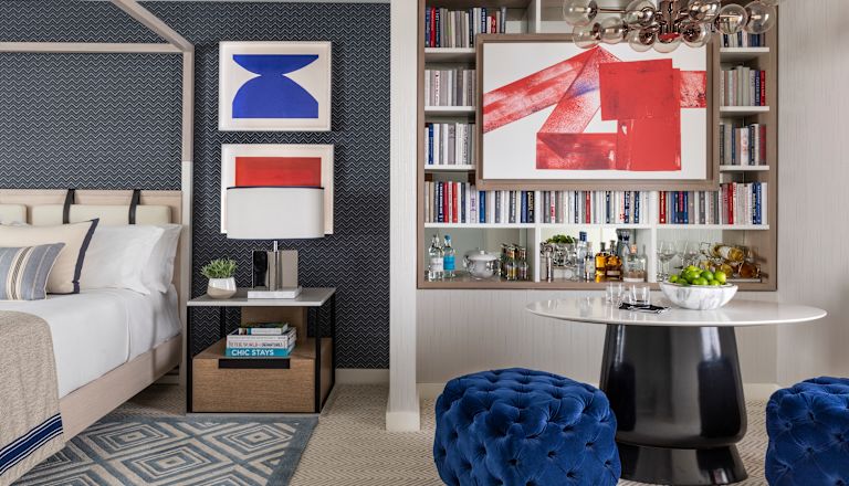 Suíte Studio com cama e mesa
