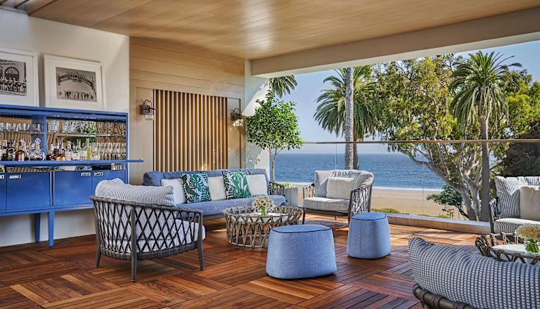 Terraço com cadeiras confortáveis