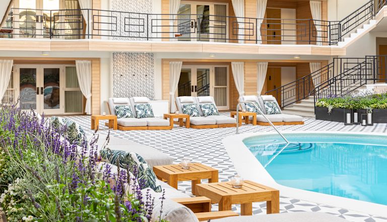 Área da piscina com espreguiçadeiras