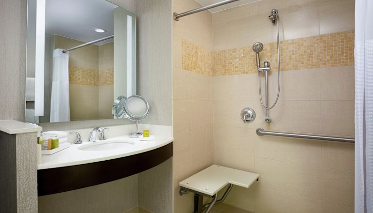 Ducha con acceso para silla de ruedas, accesible para personas con discapacidades