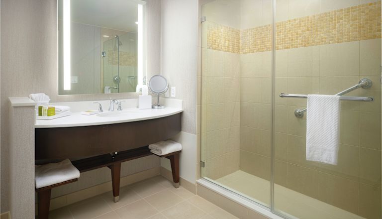 Cama King accesible para personas con discapacidades y ducha con acceso para silla de ruedas