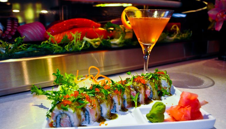 Plato de sushi y cóctel