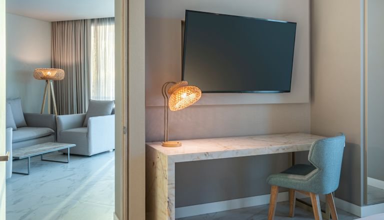 habitación con televisor y escritorio
