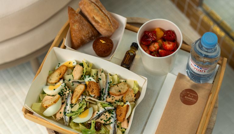 Cibo sul vassoio del servizio in camera